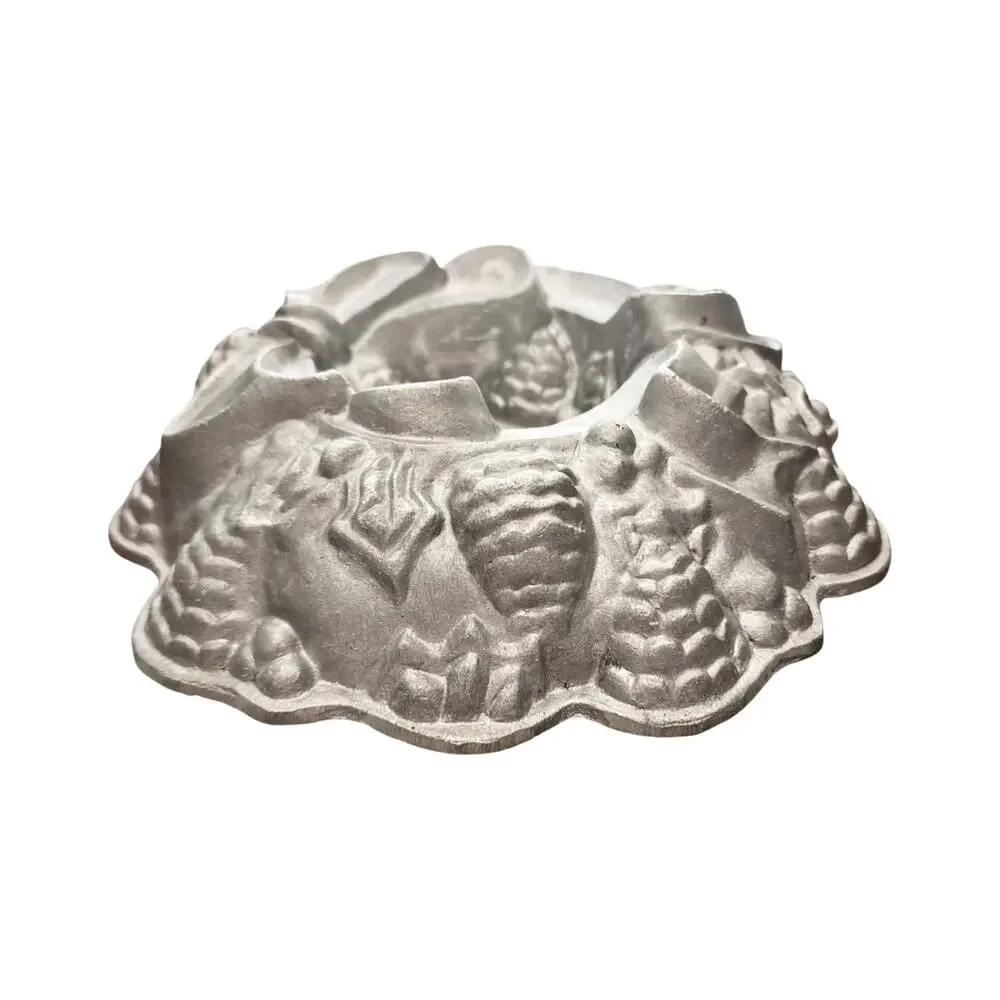 Nordic Ware Holiday Wreath Bundt Pan Cast Aluminum